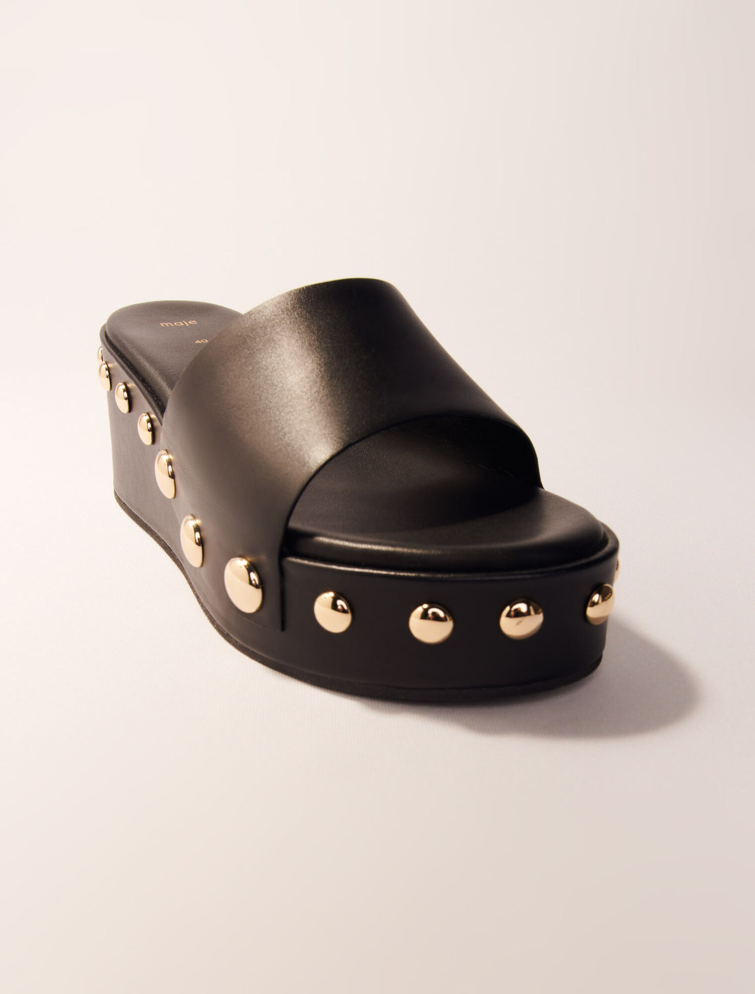 Mules de cuña con tachuelas de piel