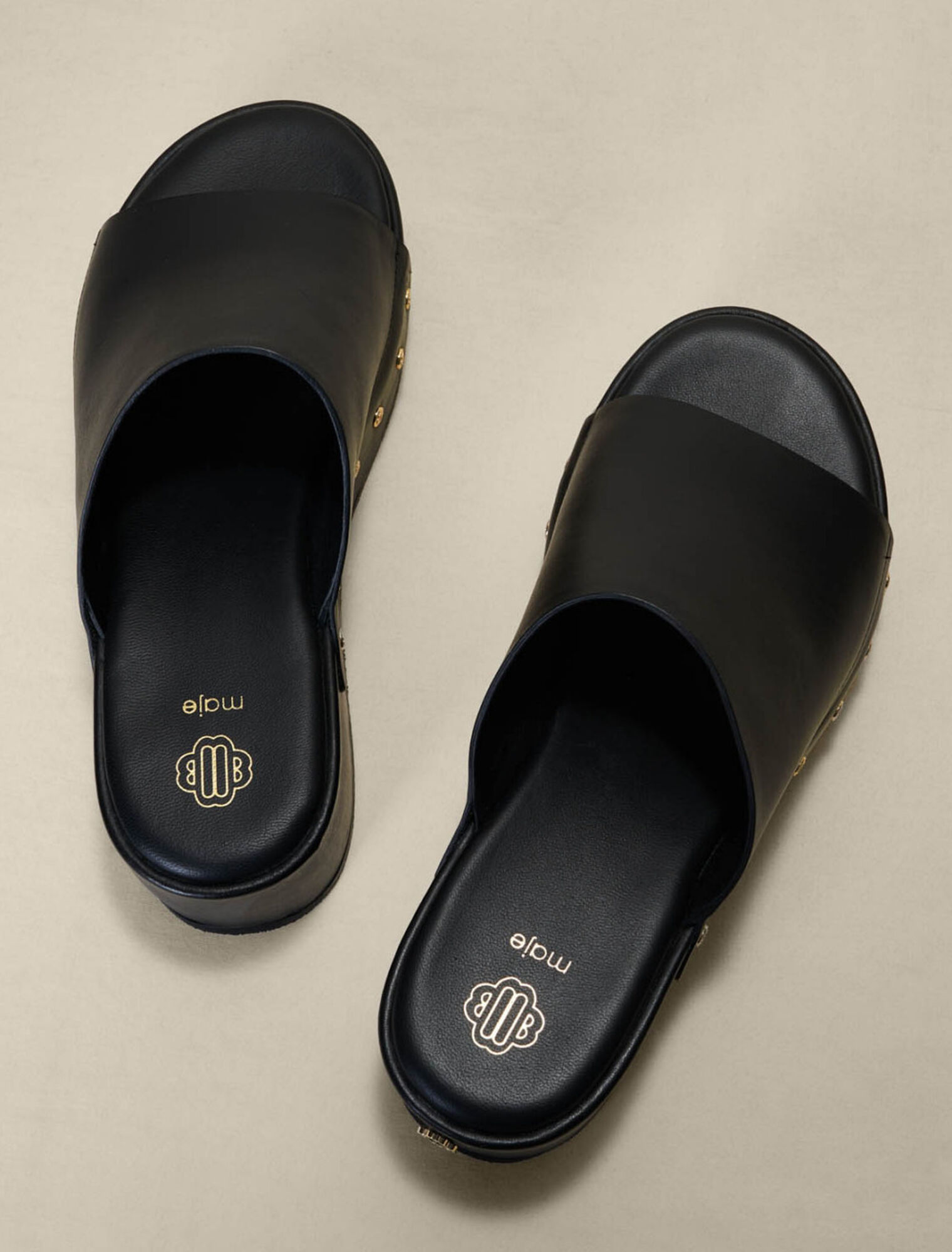 Sandalias de cuña con remaches