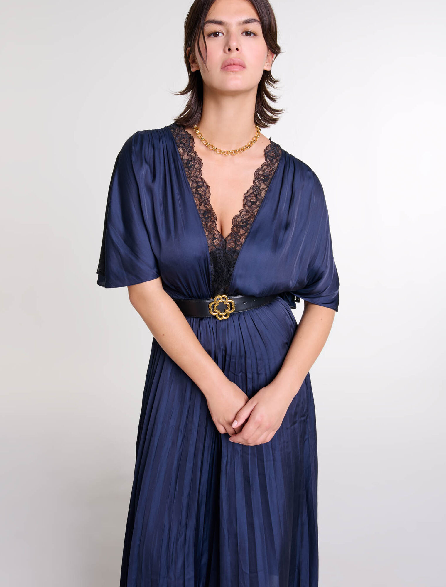 Vestido largo plisado con encaje