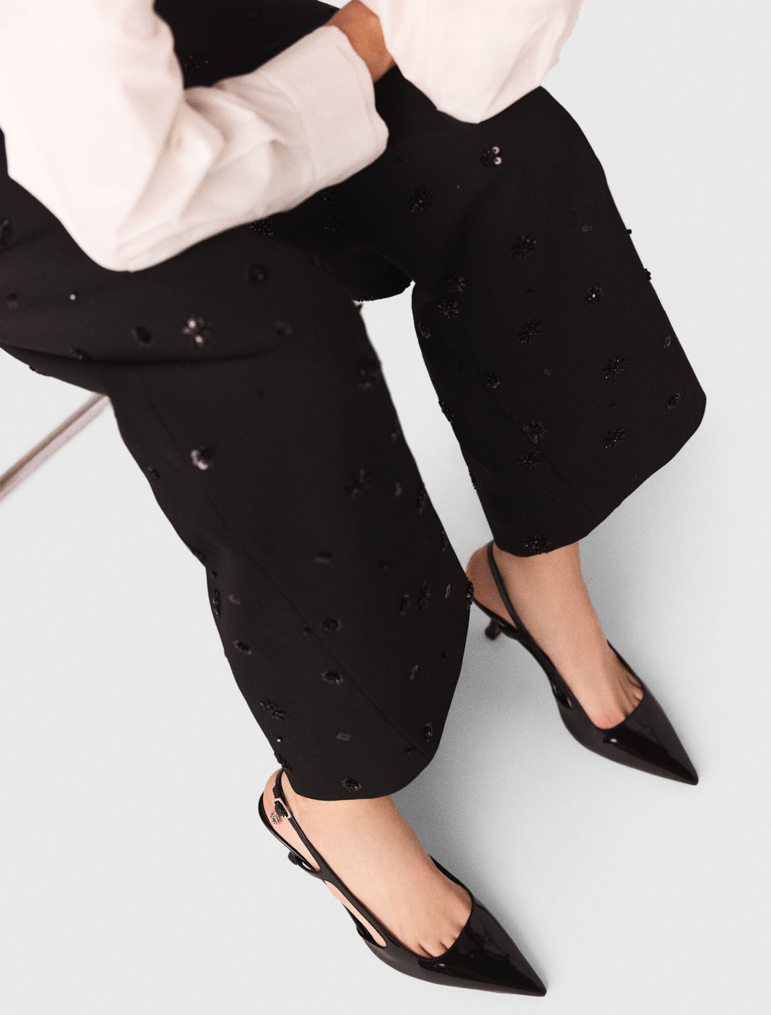 Pantalón con tirantes bordado