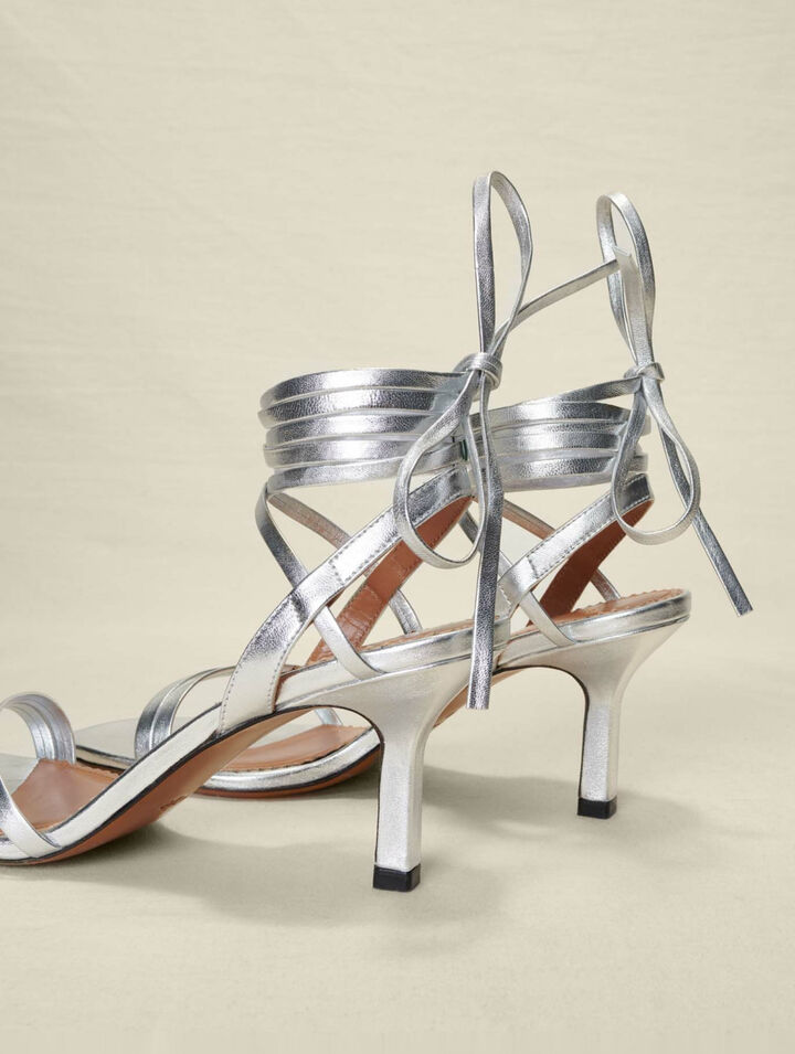 Sandalias con cordones de cuero plateado