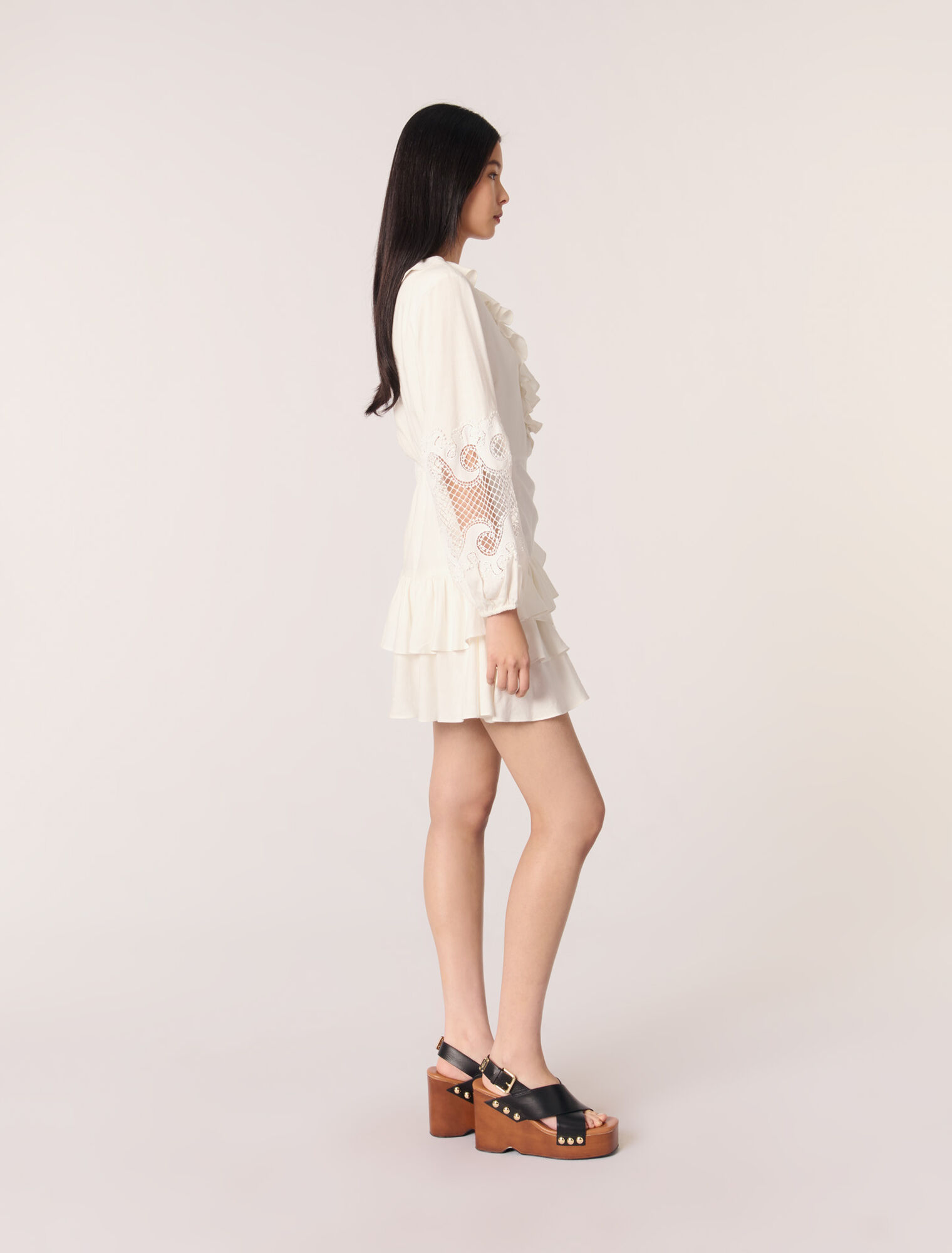 Vestido con volantes y mangas bordadas