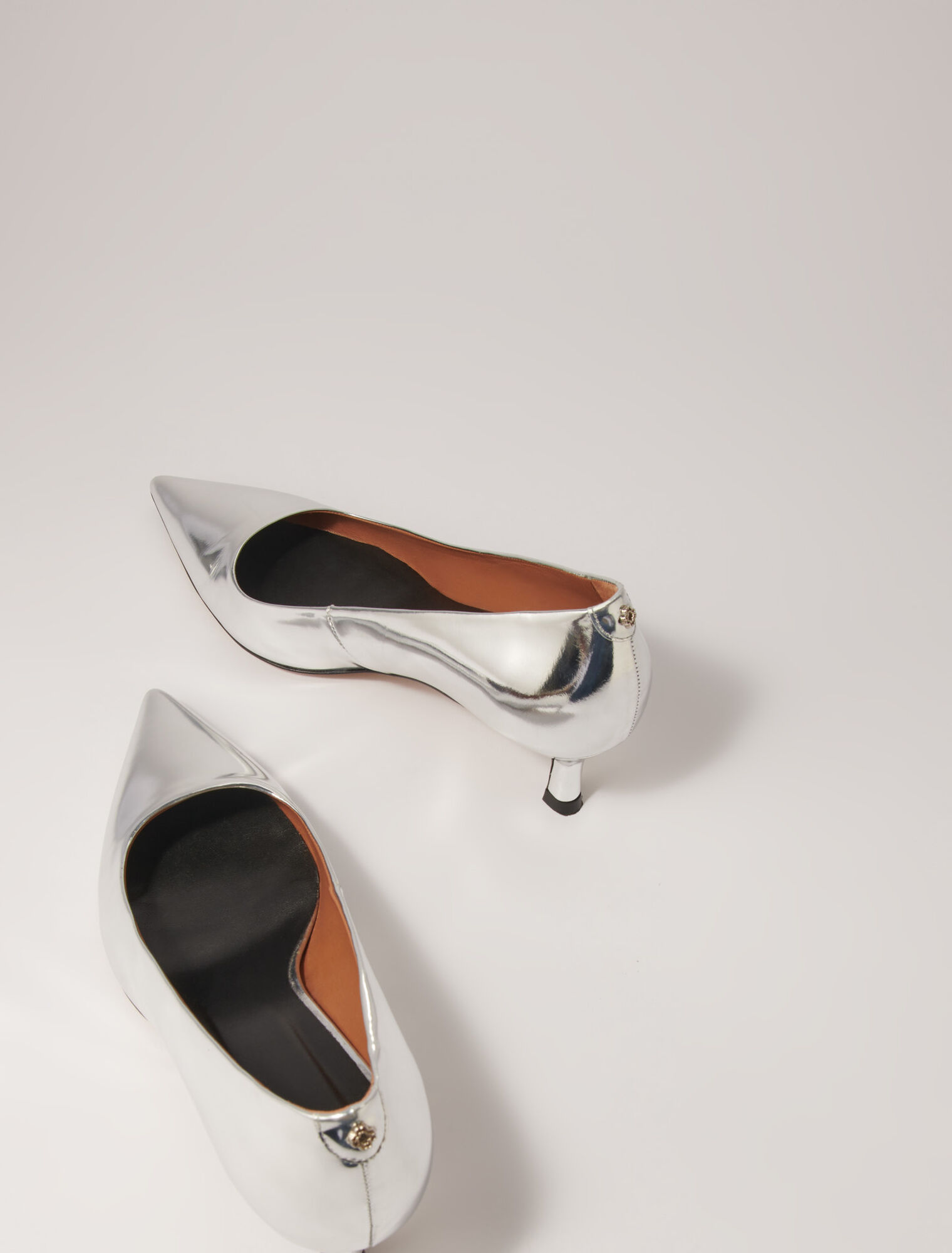 Tacones de punta fina de charol