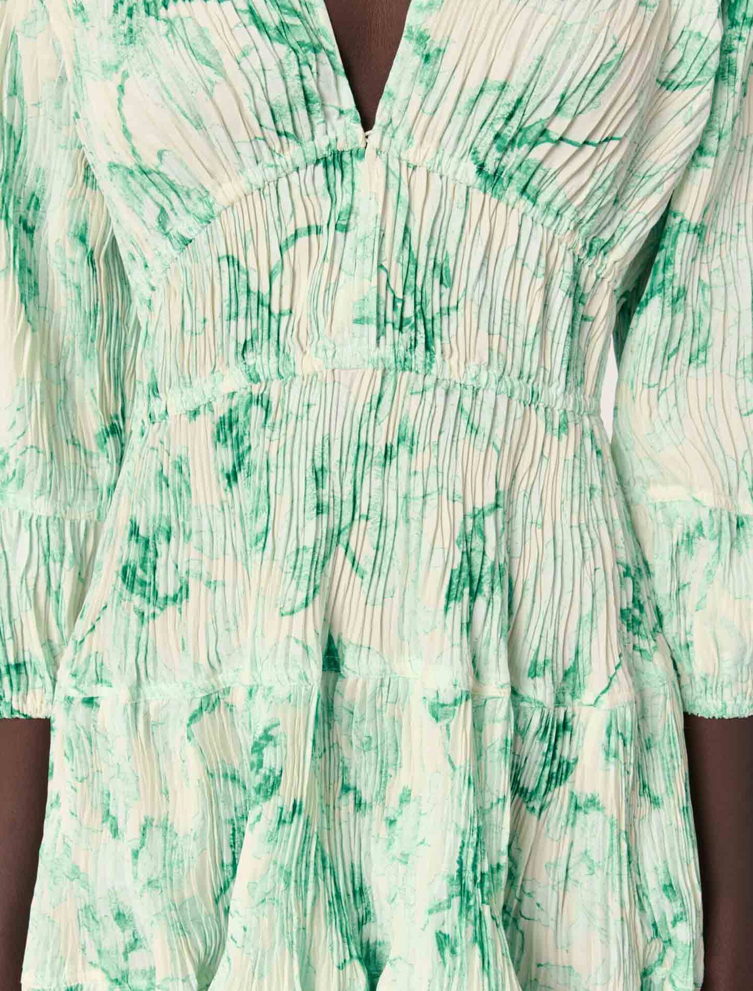 Vestido corto plisado y estampado