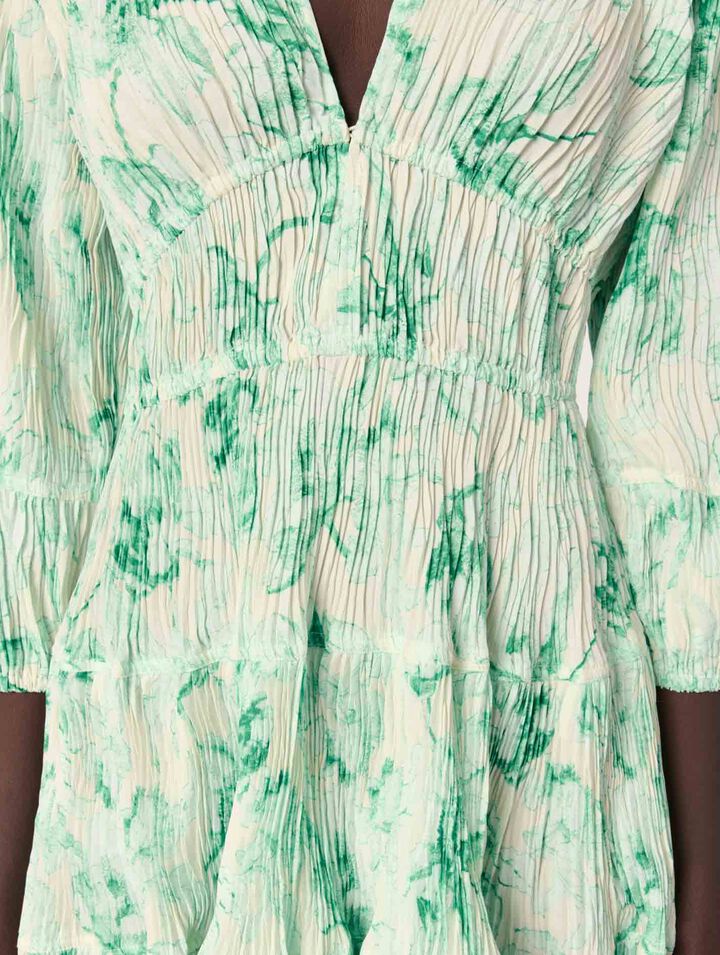 Vestido corto plisado y estampado