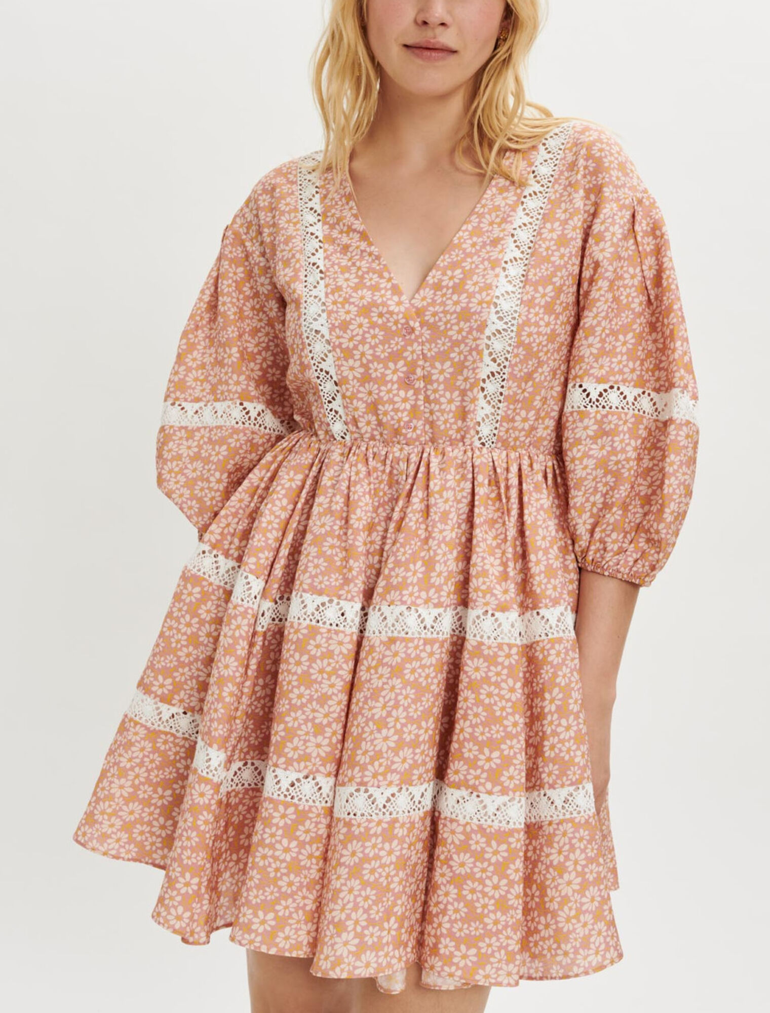 Vestido estampado con trenzas de encaje