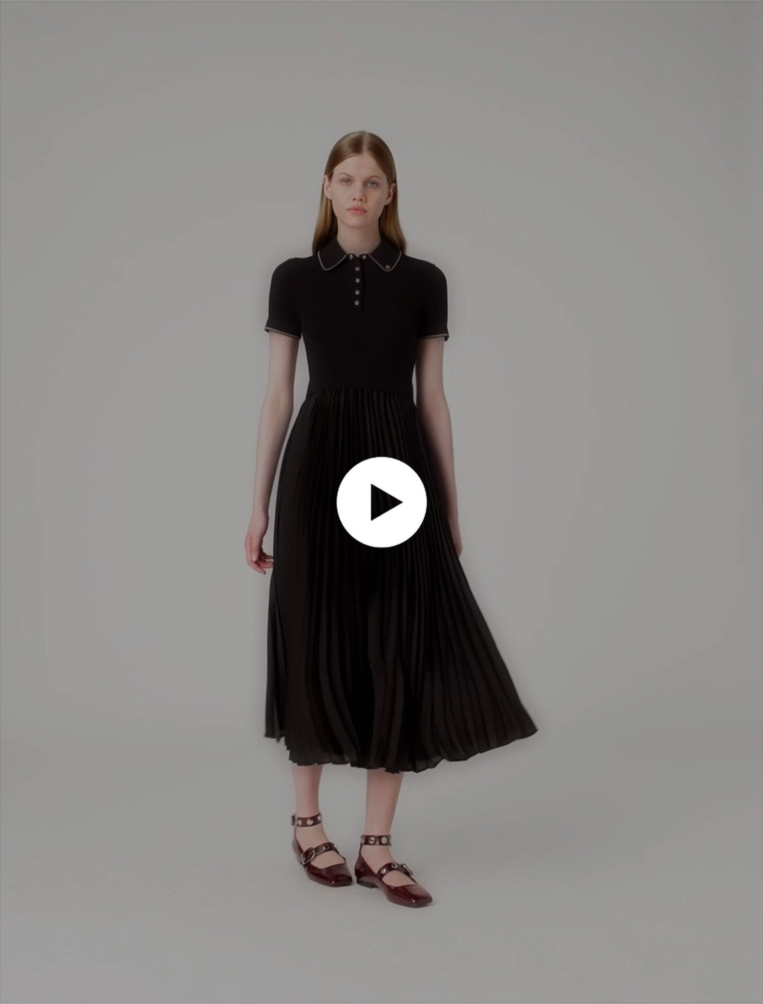 Vestido plisado con cuello polo