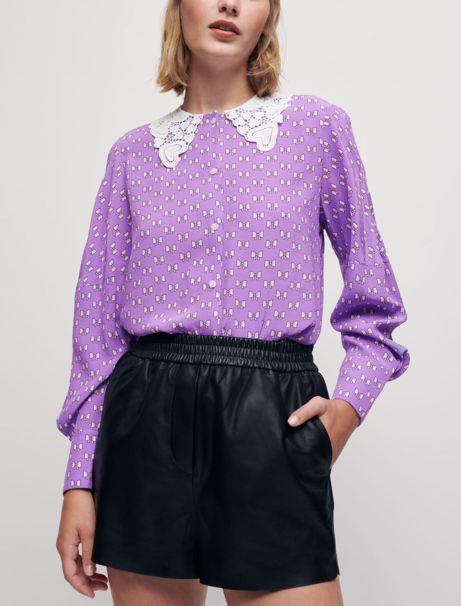 Camisa con lazo y cuello de guipur