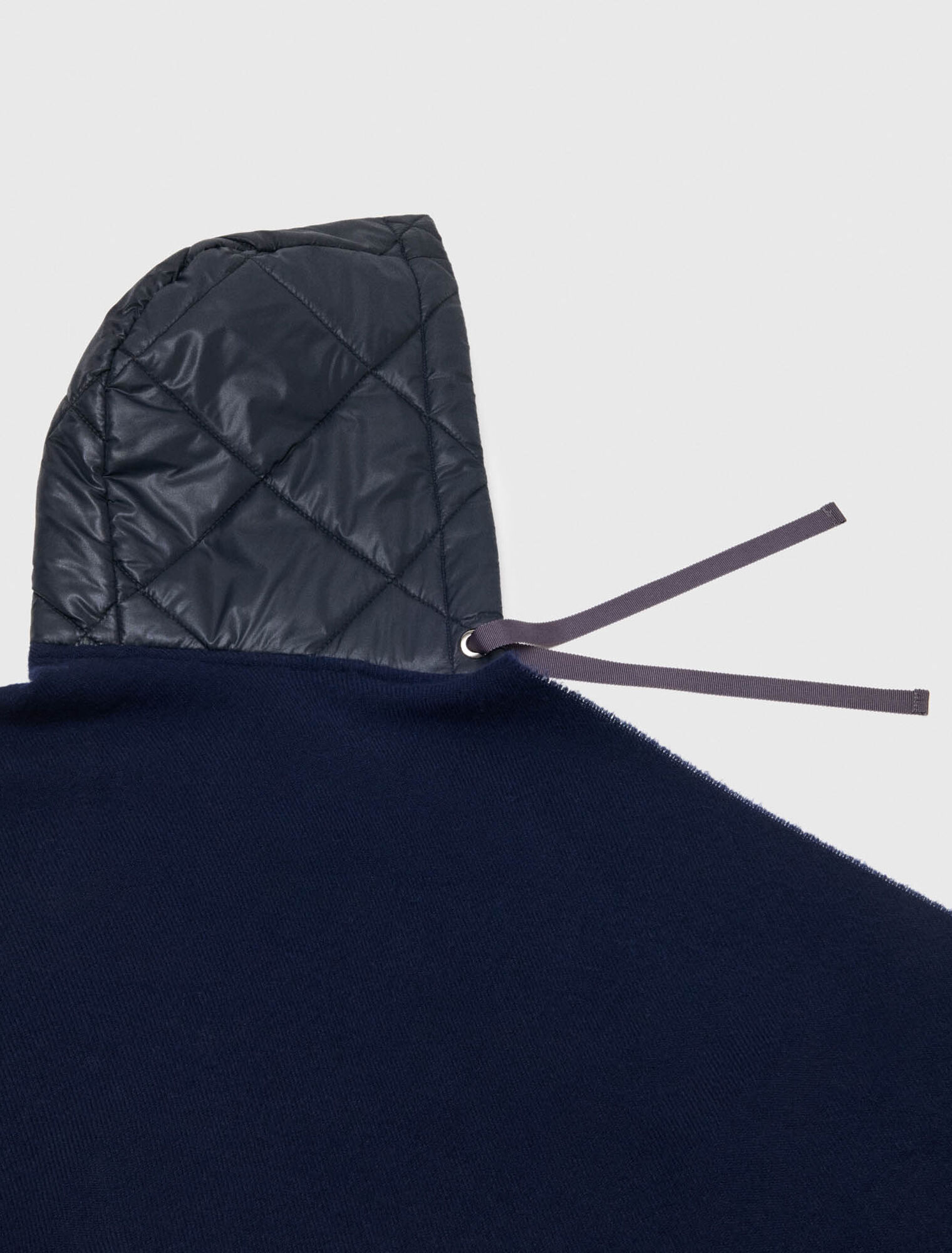 Poncho de lana con capucha