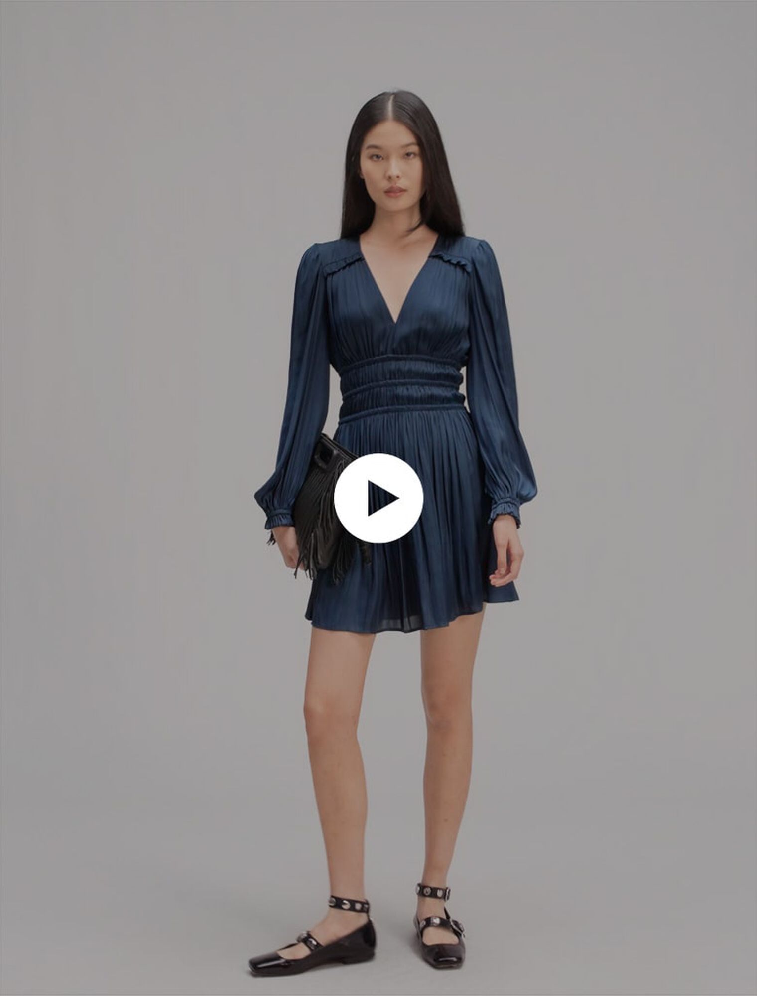 Vestido corto de raso con volantes