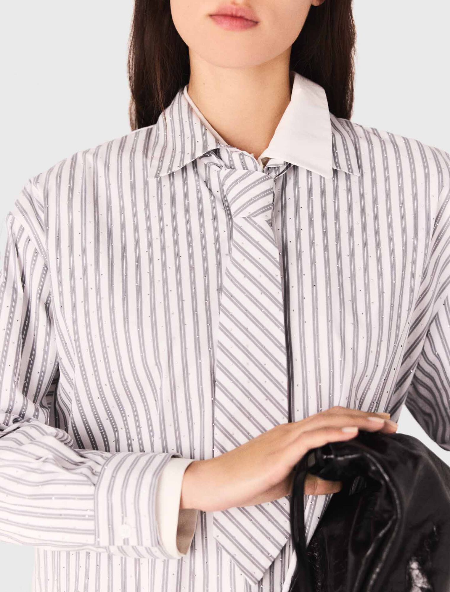 Camisa a rayas con strass y corbata