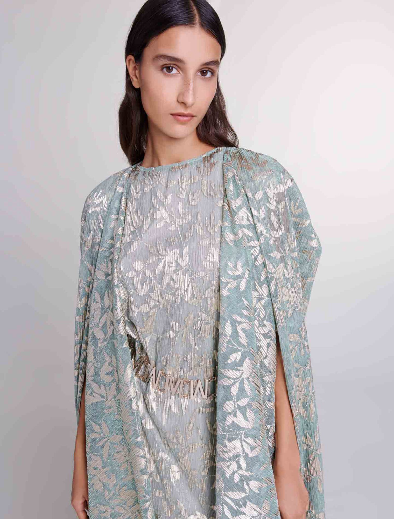 Vestido largo con capa