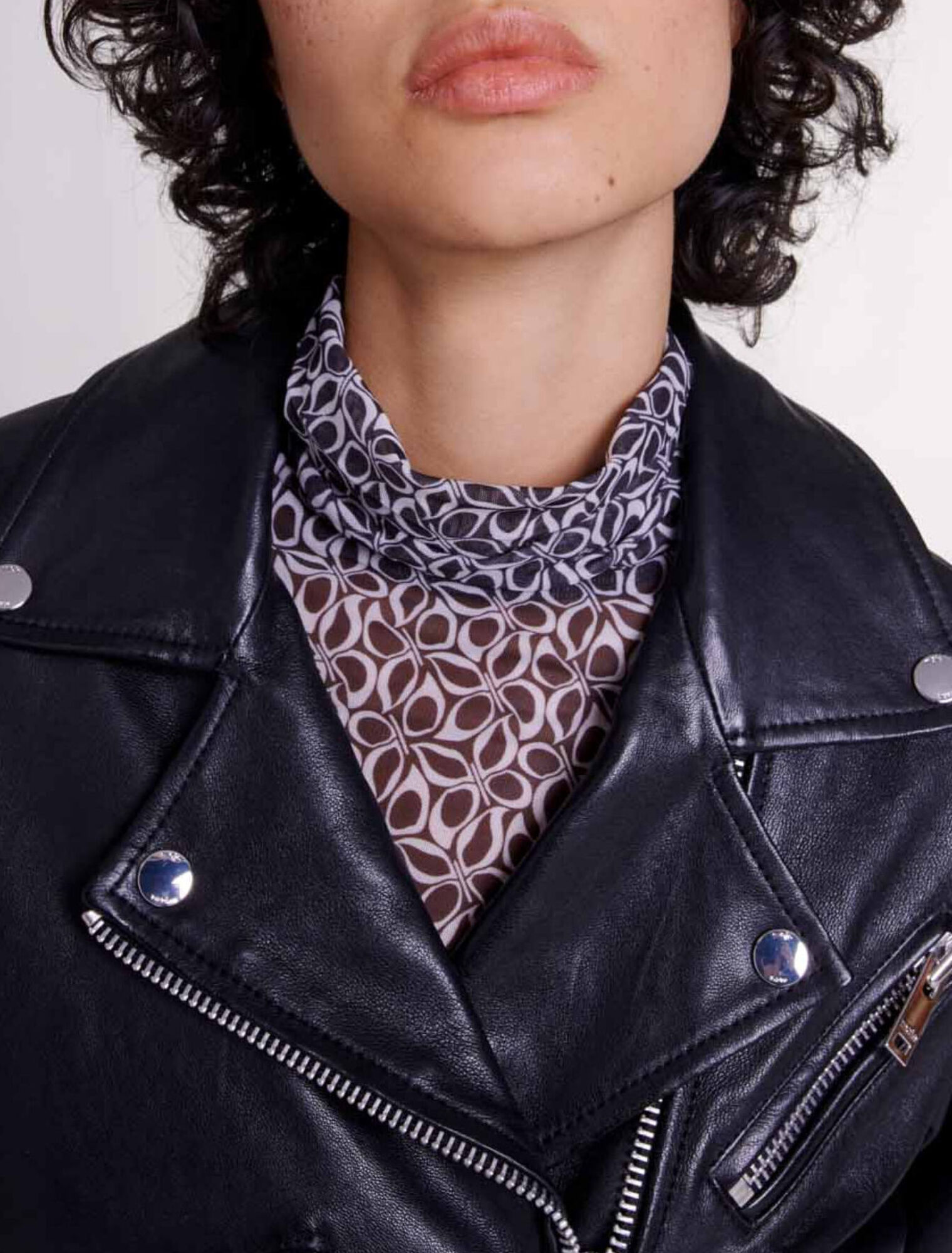 Chaqueta corta de piel con cinturón