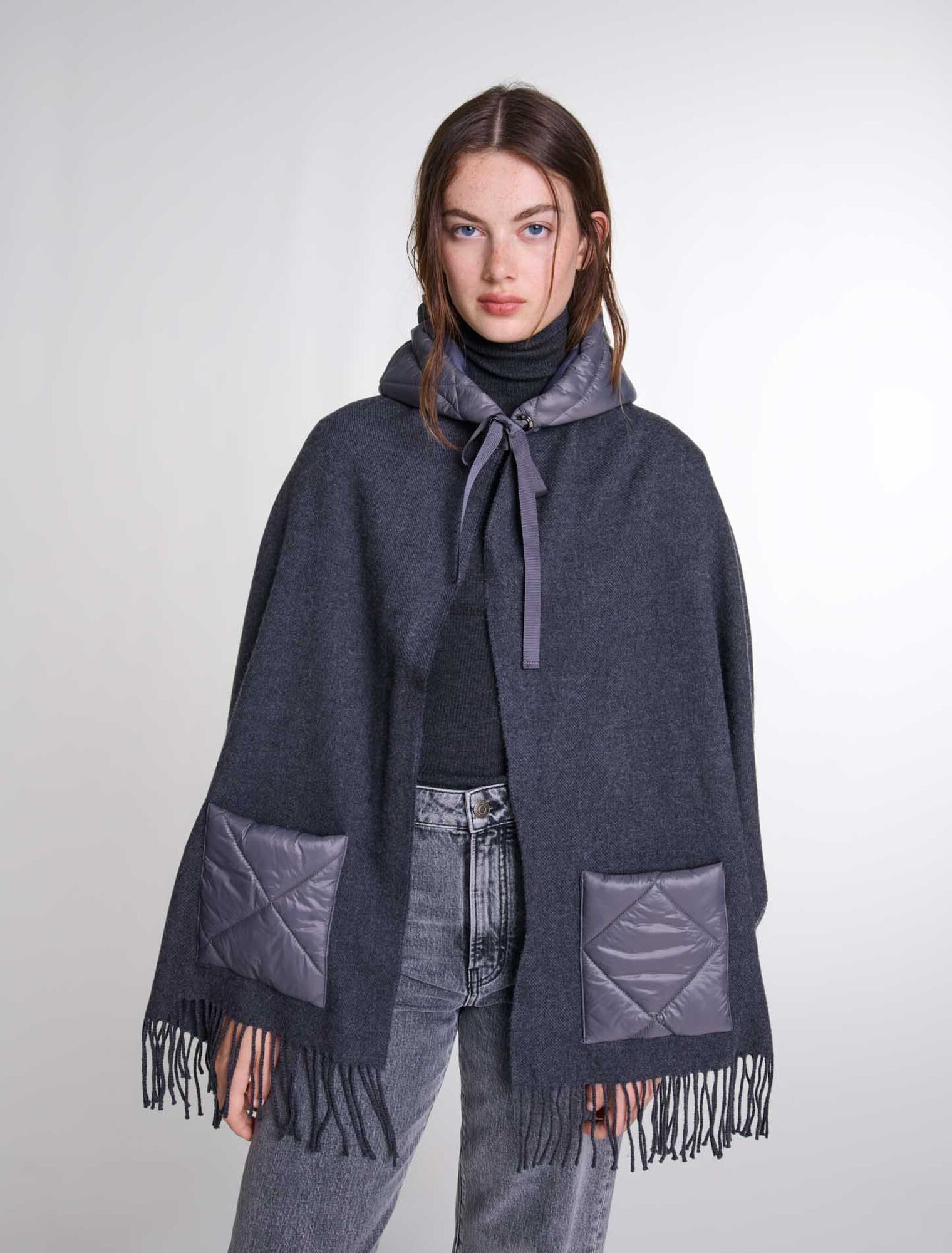 Poncho de lana con capucha
