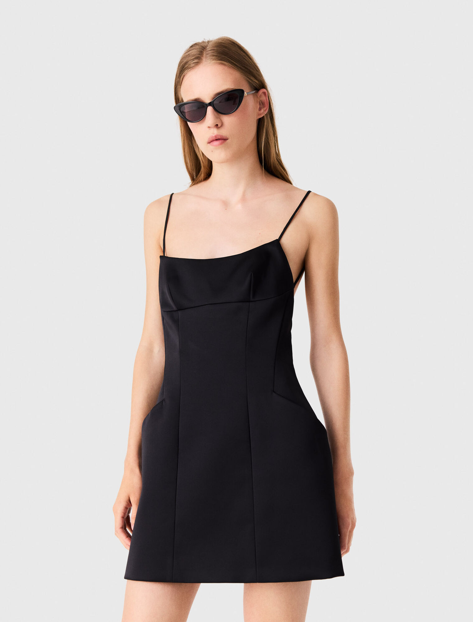 Vestido corto de sat&eacute;n sin espalda