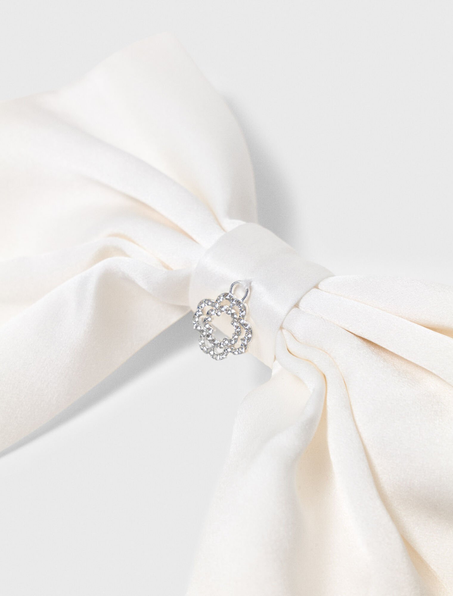 Pasador con lazo de sat&eacute;n