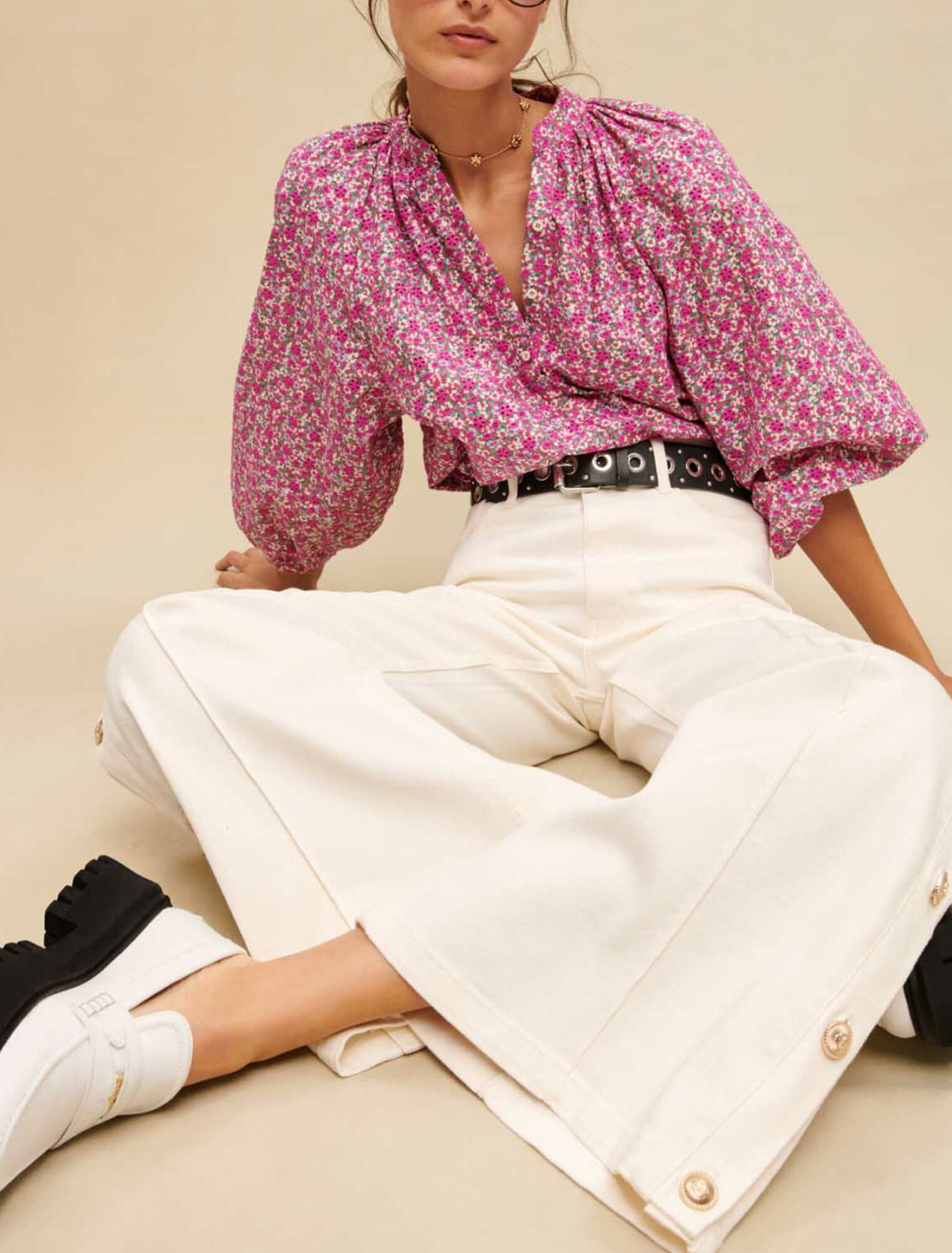Pantalón ancho con botones laterales