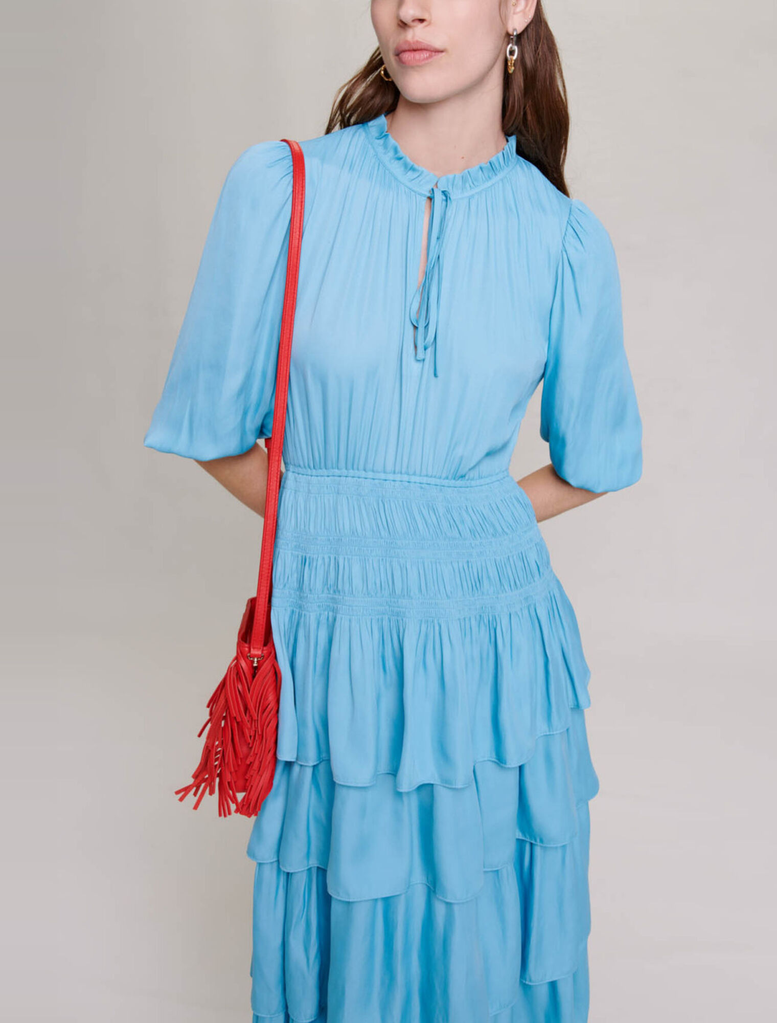 Vestido largo de raso con volantes