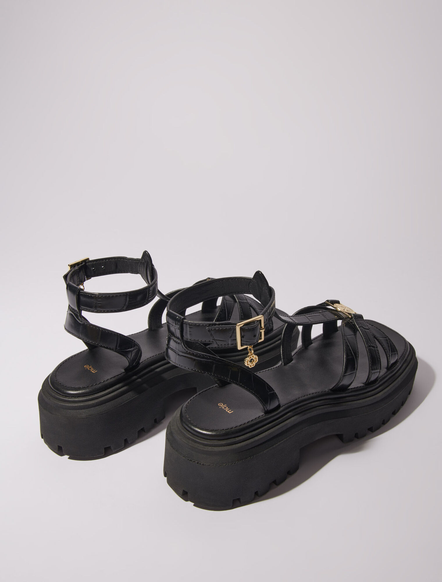 Sandalias planas dentadas