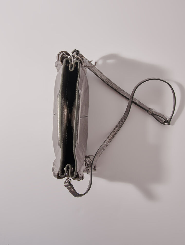 Bolso M de cuero gun metalizado