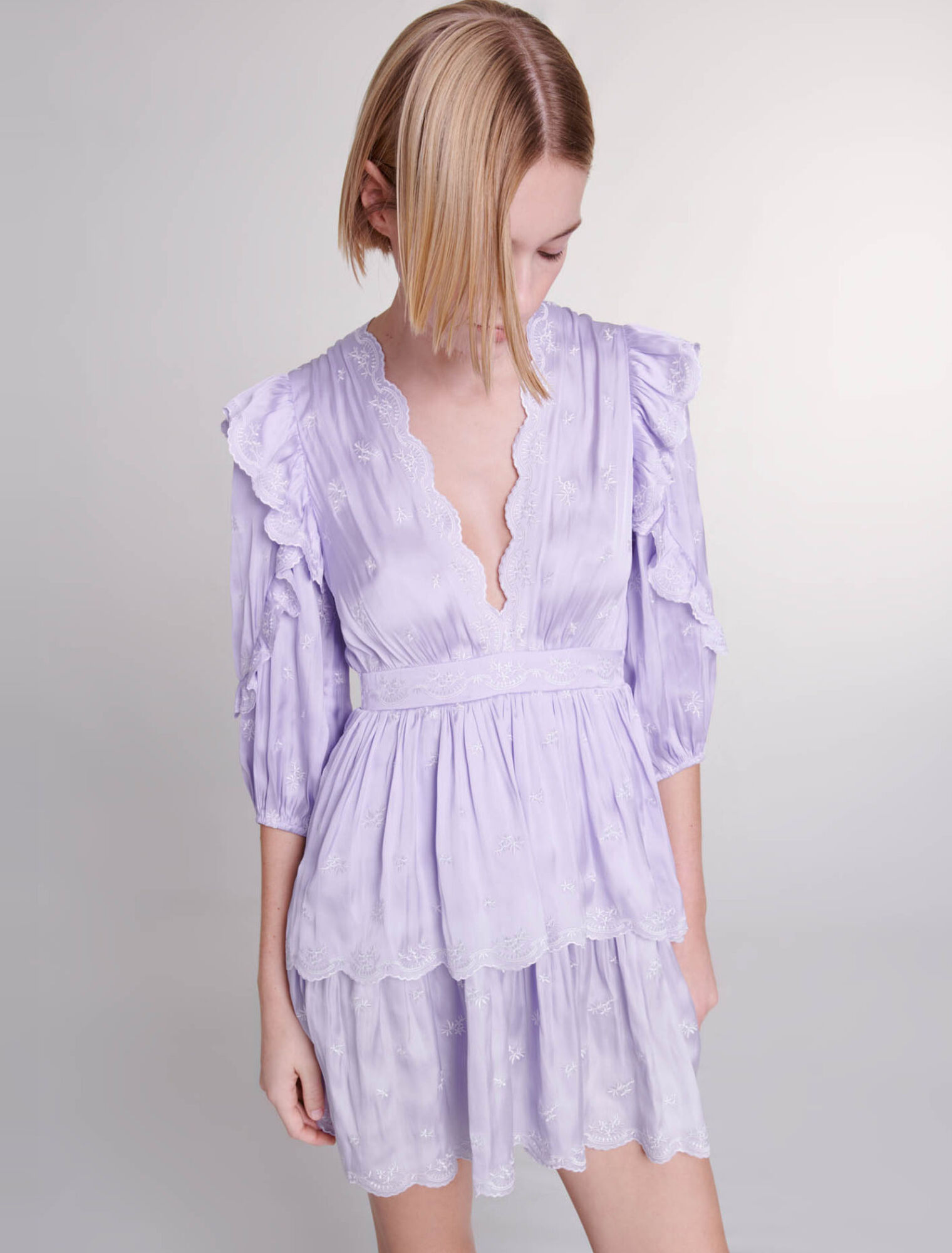 Vestido corto satinado y bordado