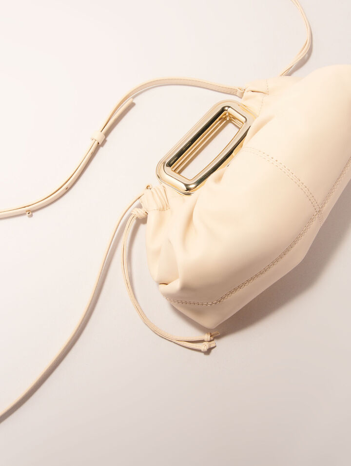 Clutch de piel con asa de metal