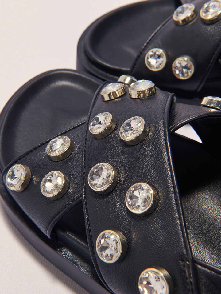 Sandalias de piel planas con strass