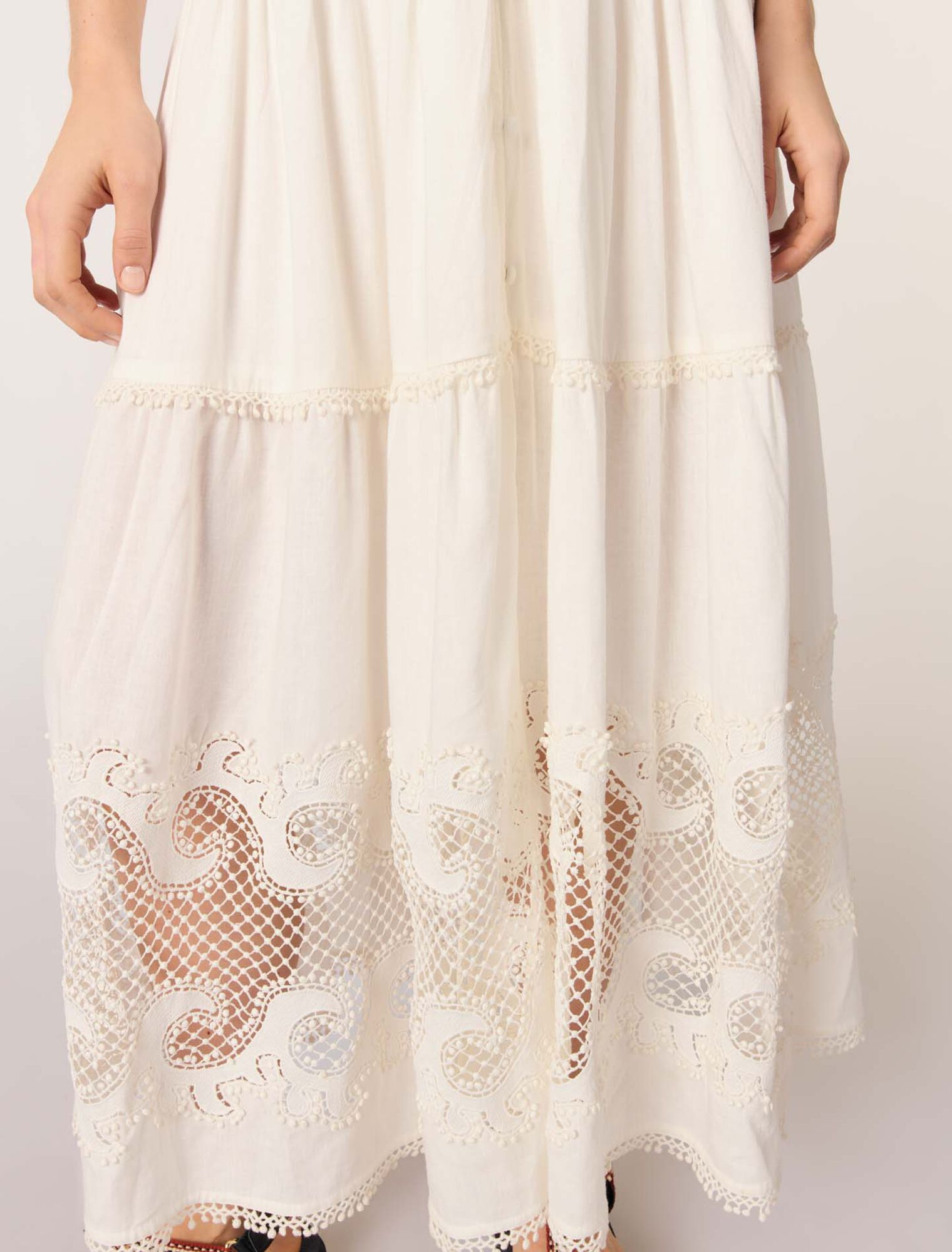 Vestido largo bordado con volantes