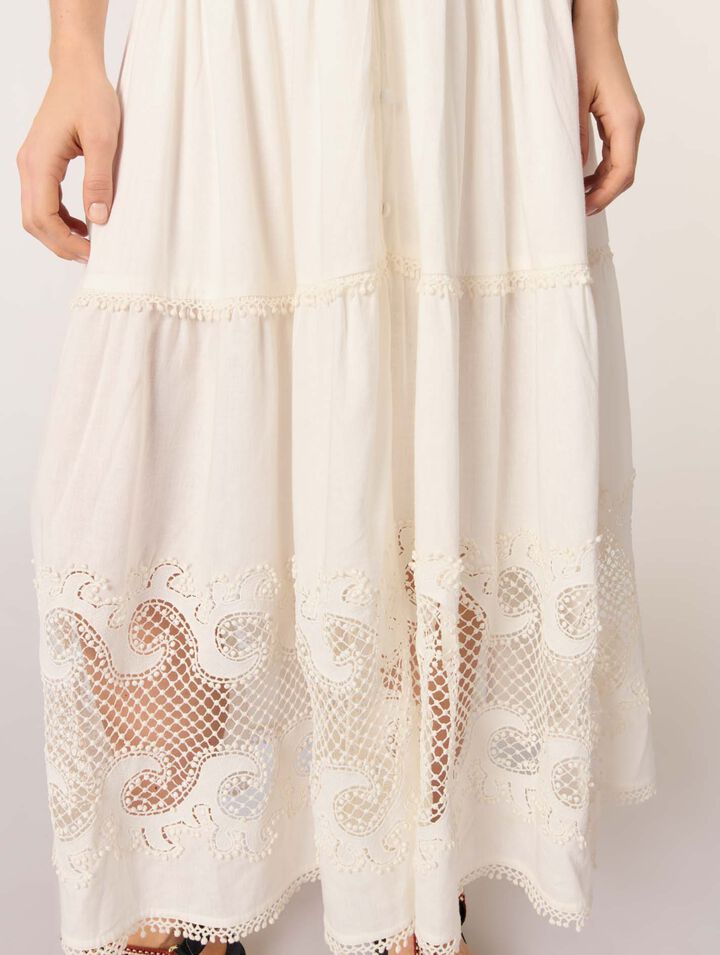 Vestido largo bordado con volantes
