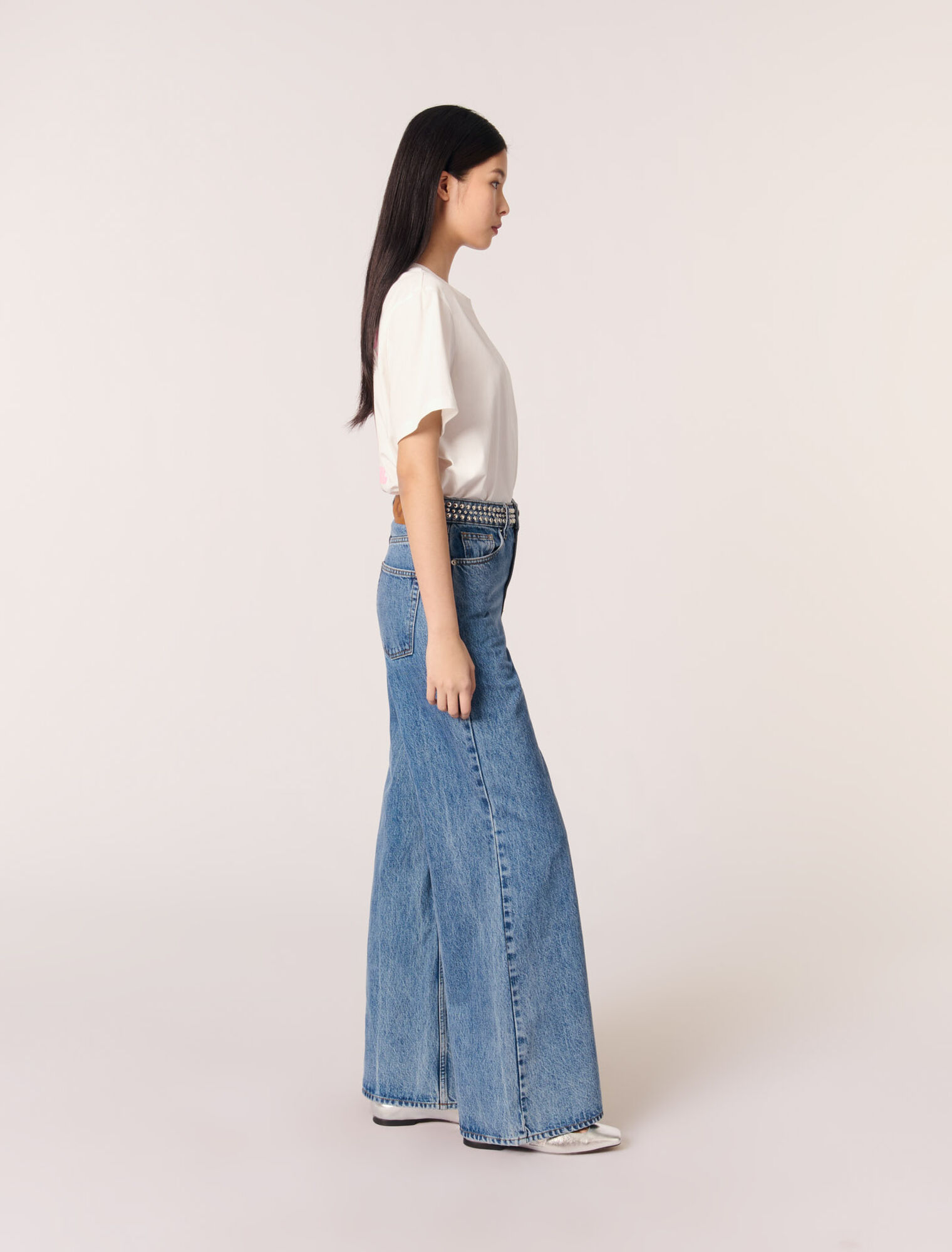 Jeans flare con cintura de clavos