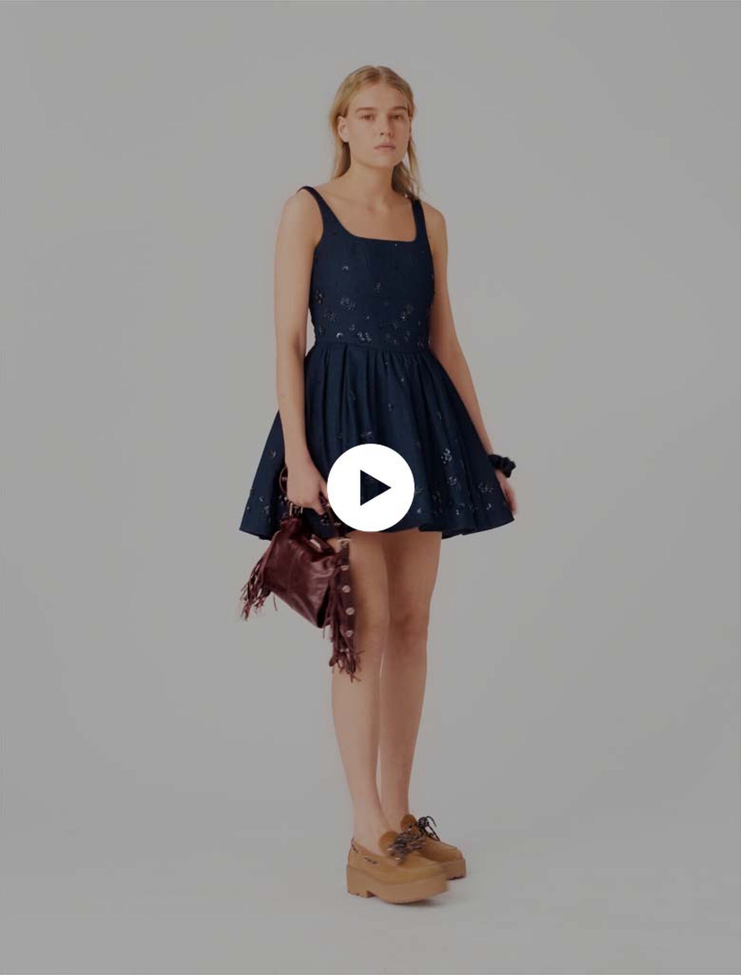 Vestido acampanado de denim bordado