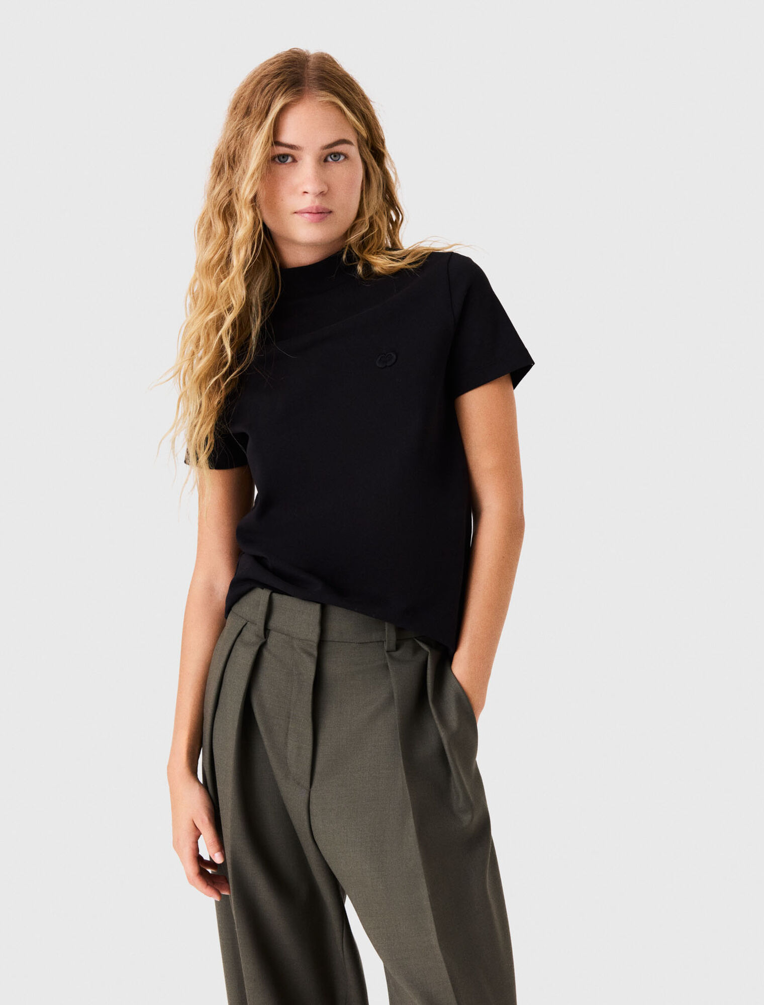 Camiseta cuello caja con zip atr&aacute;s