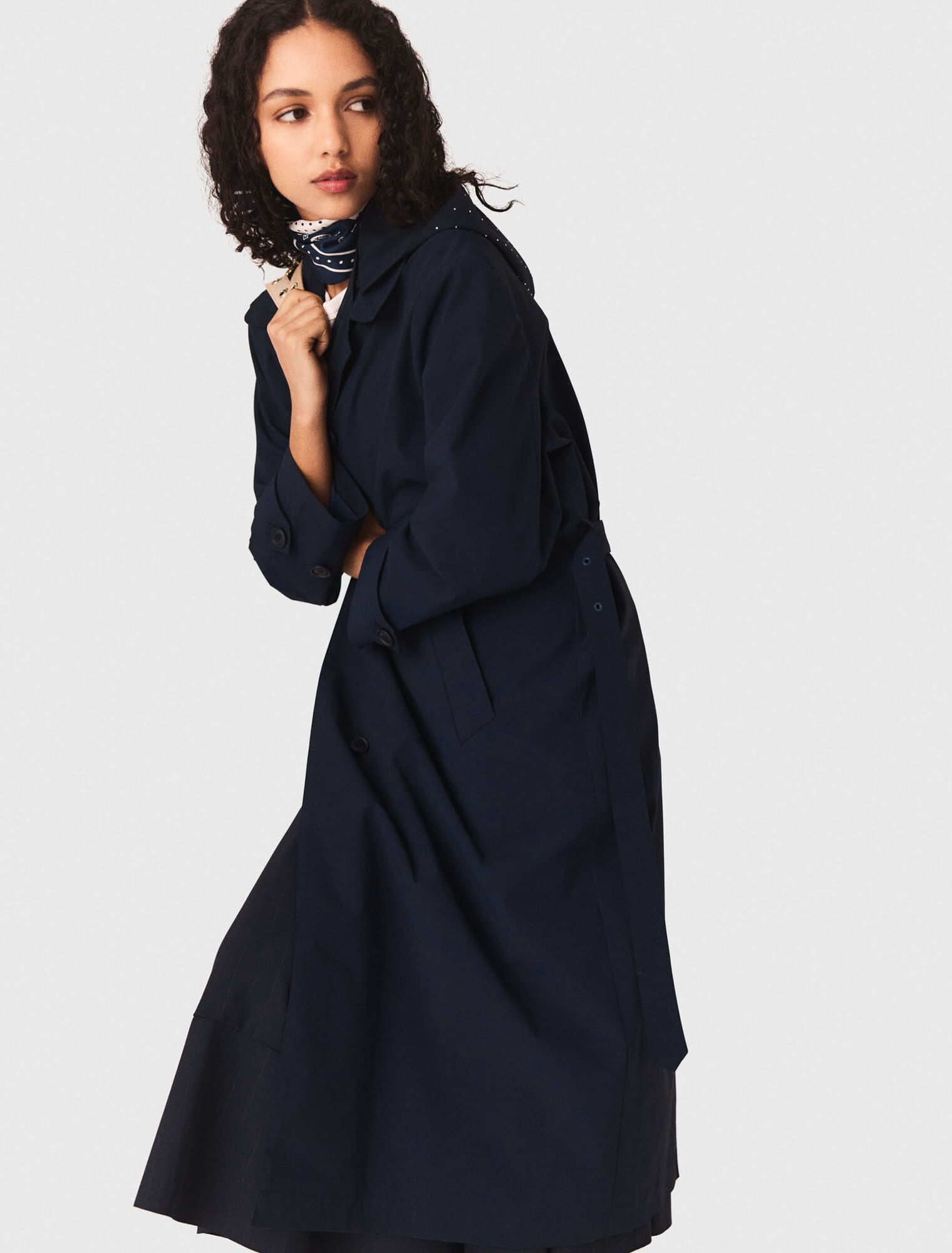 Gabardina capucha strass extra&iacute;ble