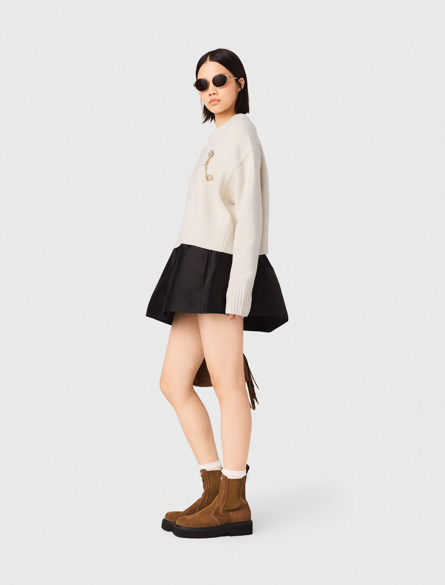 Jersey con broche floral