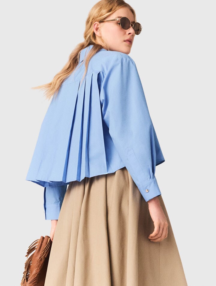 Camisa con dorso plisado y bordado