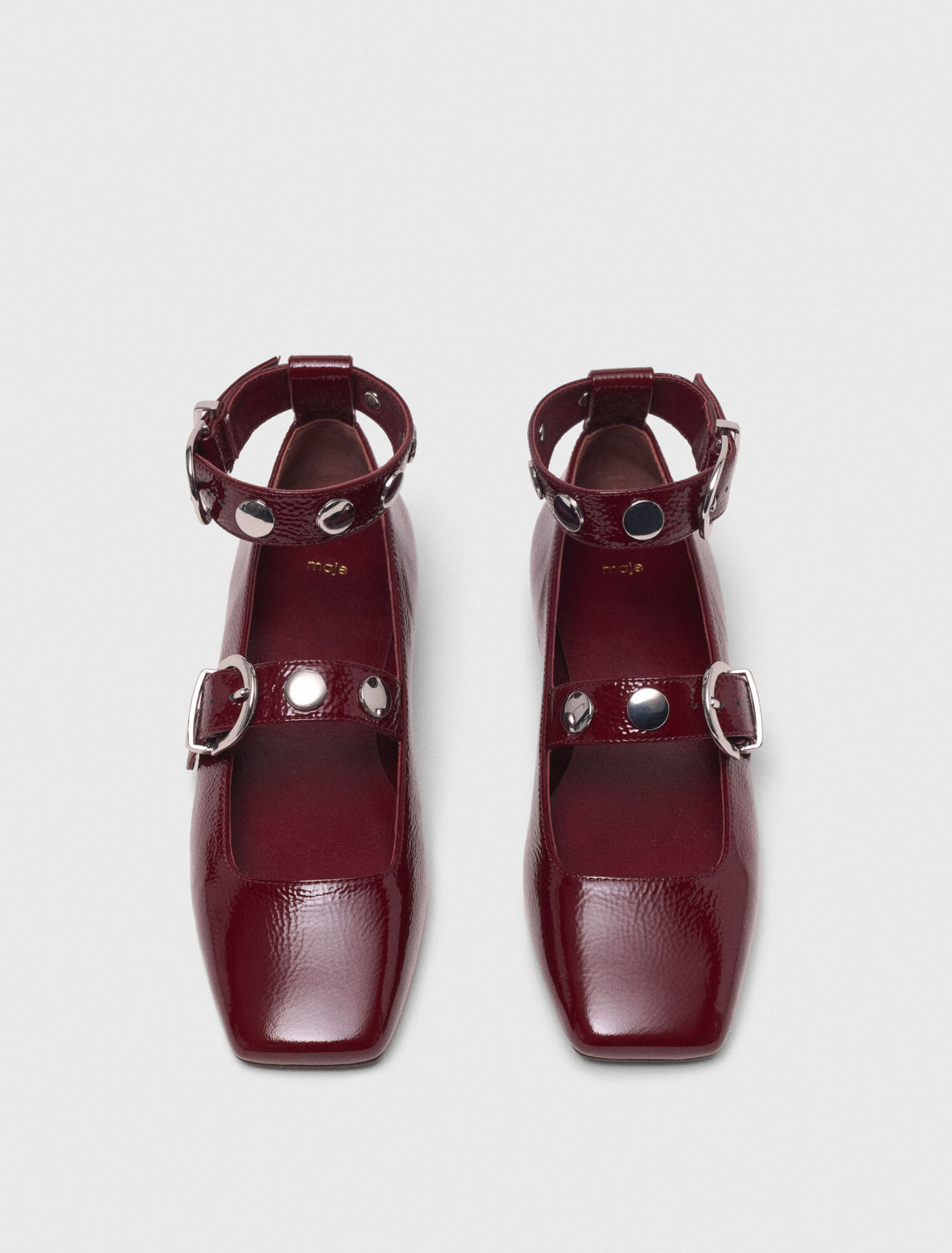 Babies de cuero con tachuelas