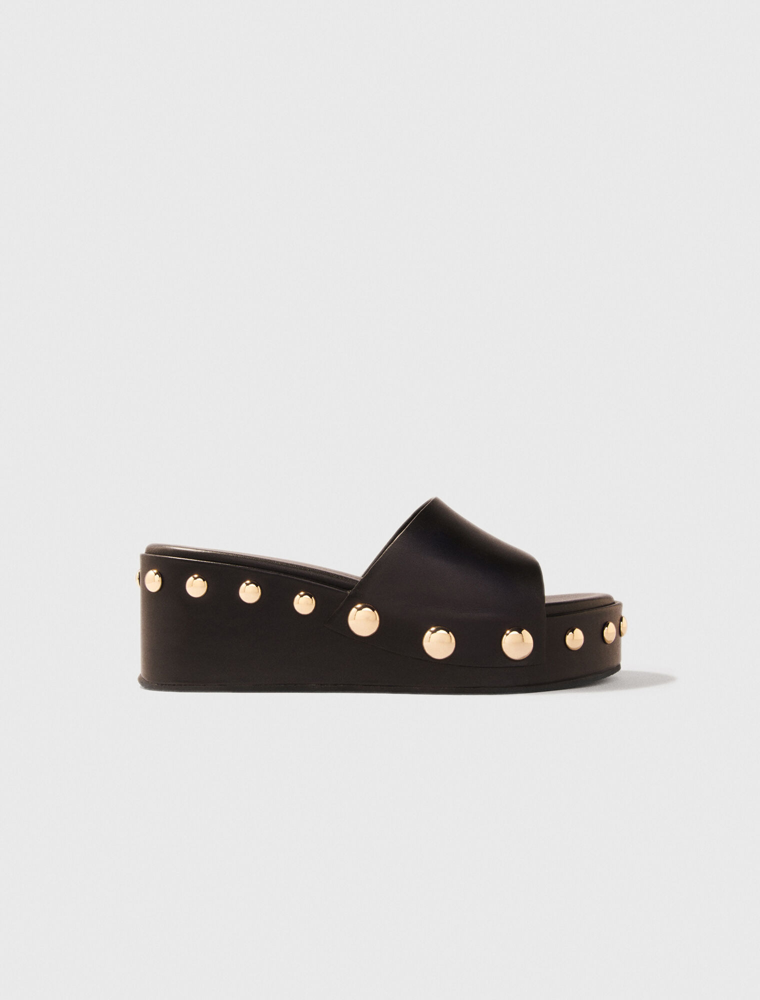 Mules de cuña con tachuelas de piel