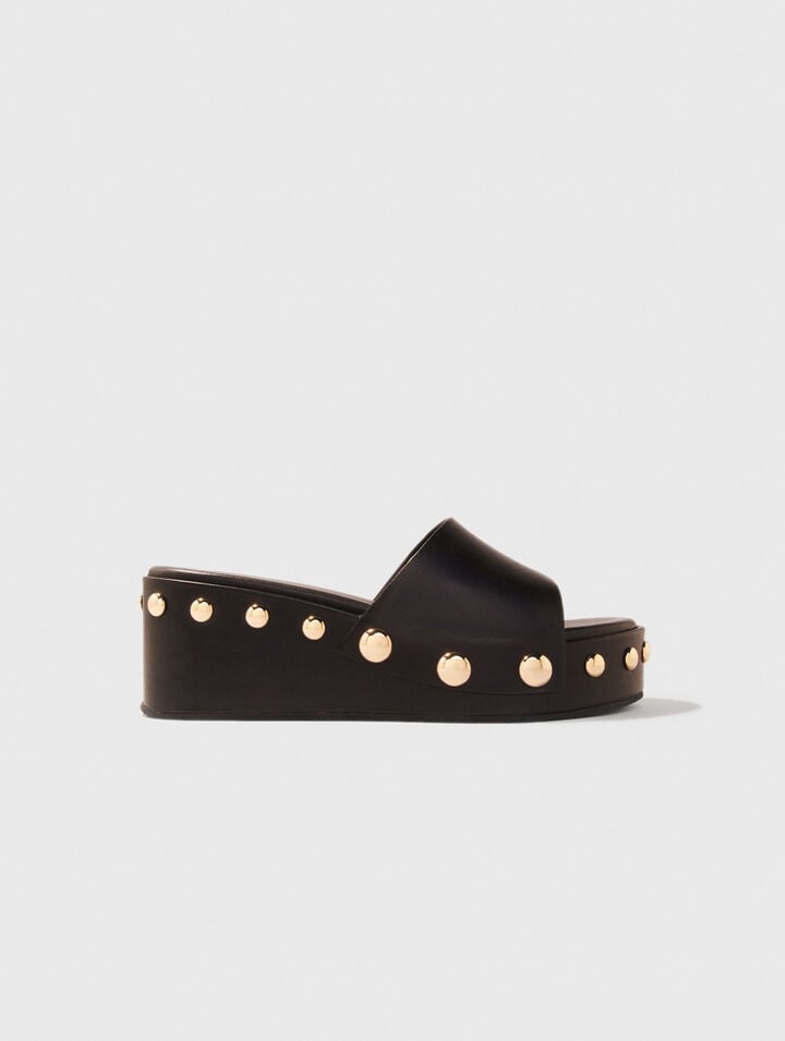 Mules de cuña con tachuelas de piel