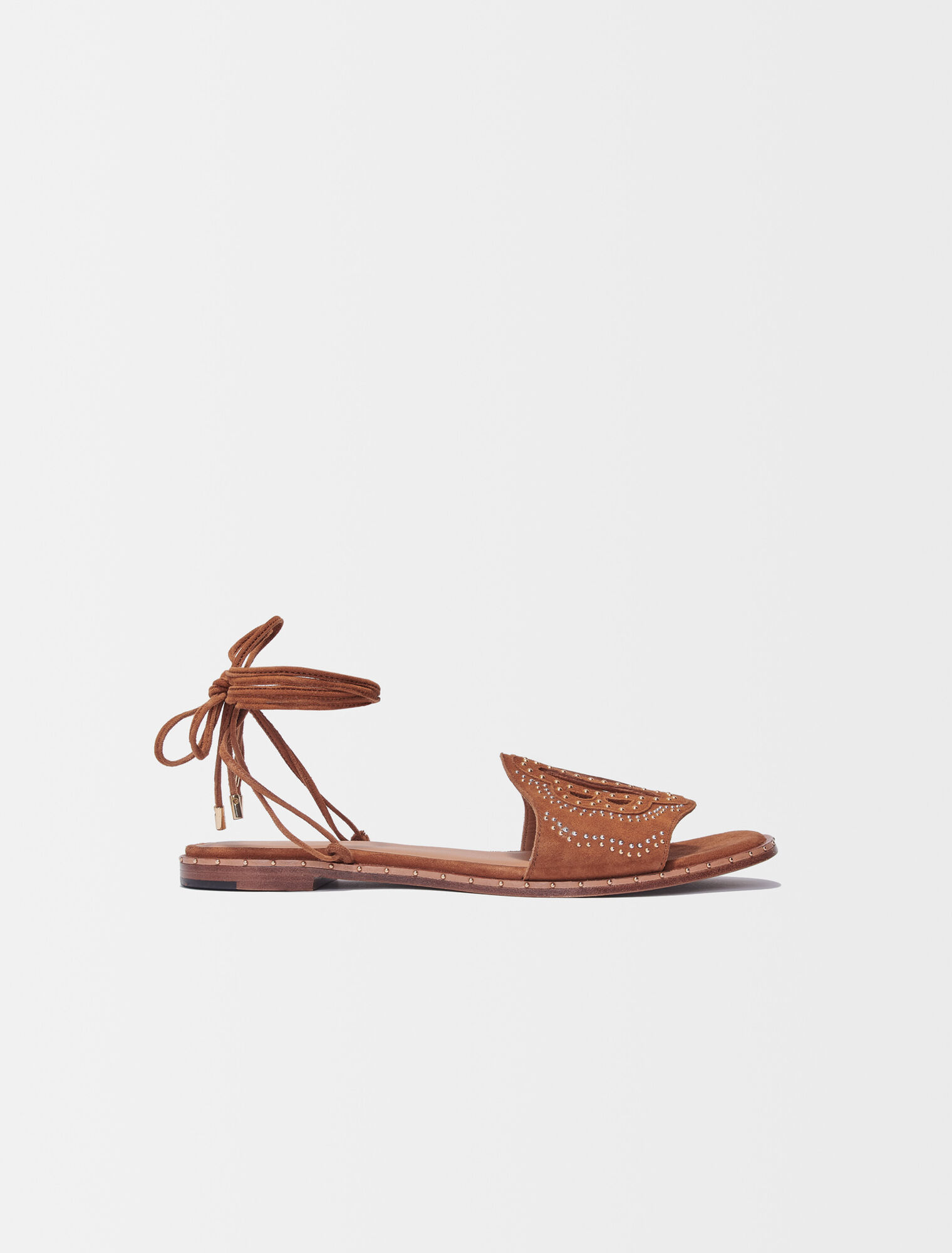 Sandalias planas con tachuelas