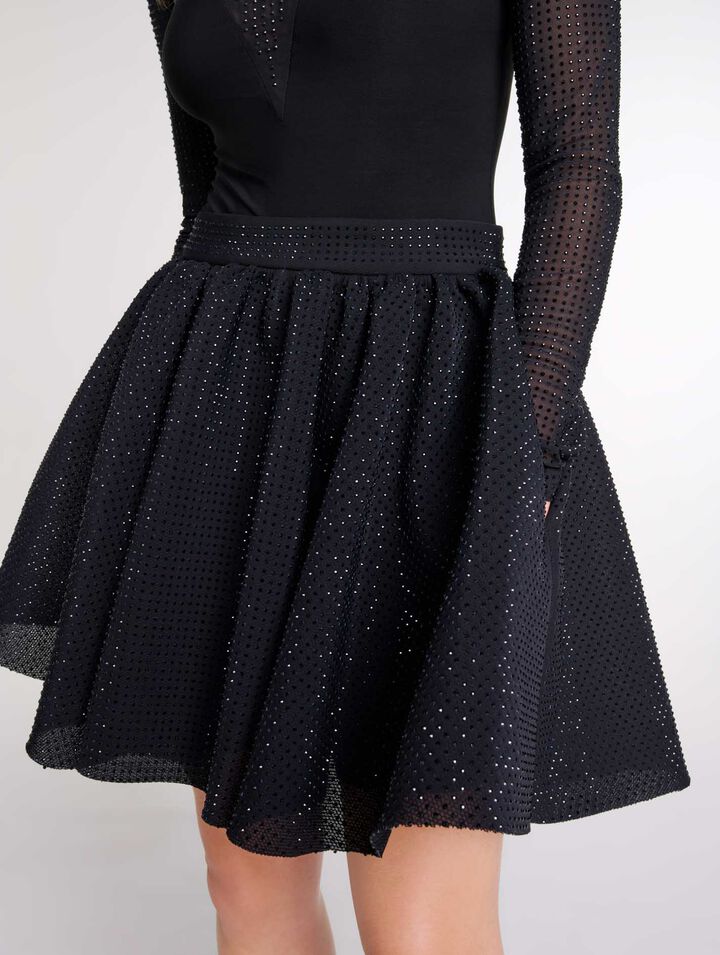 Falda corta voluminosa con strass