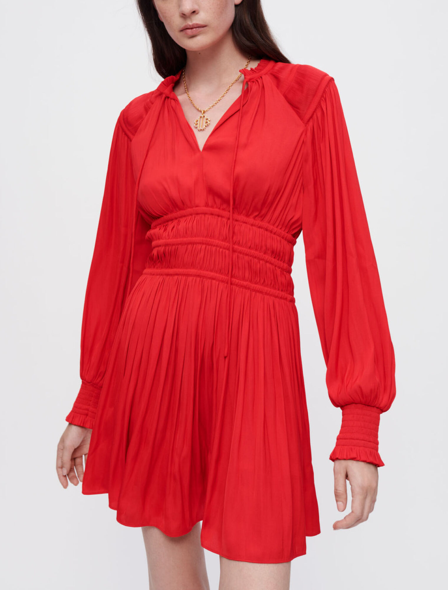Vestido de satén con cintura ceñida