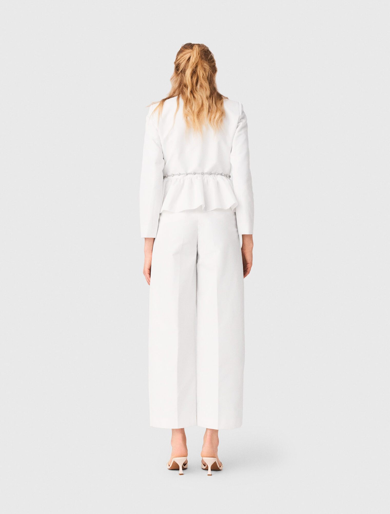 Chaqueta corta con cintur&oacute;n joya