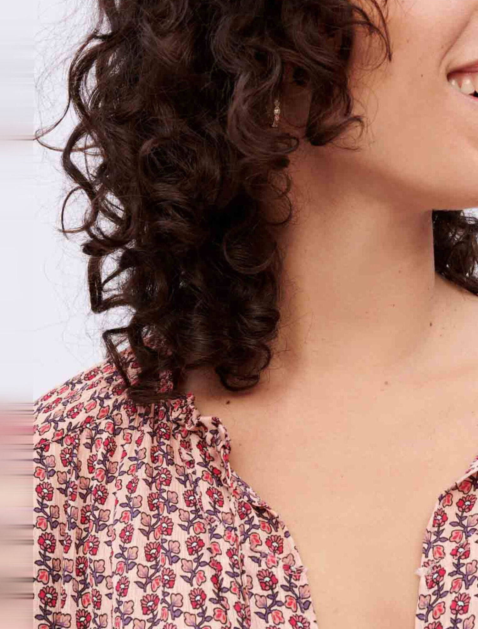 Vestido fluido estampado con volantes