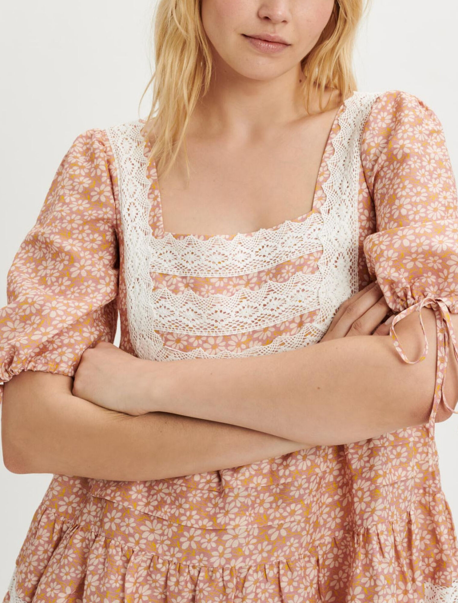 Vestido estampado con trenzas de encaje