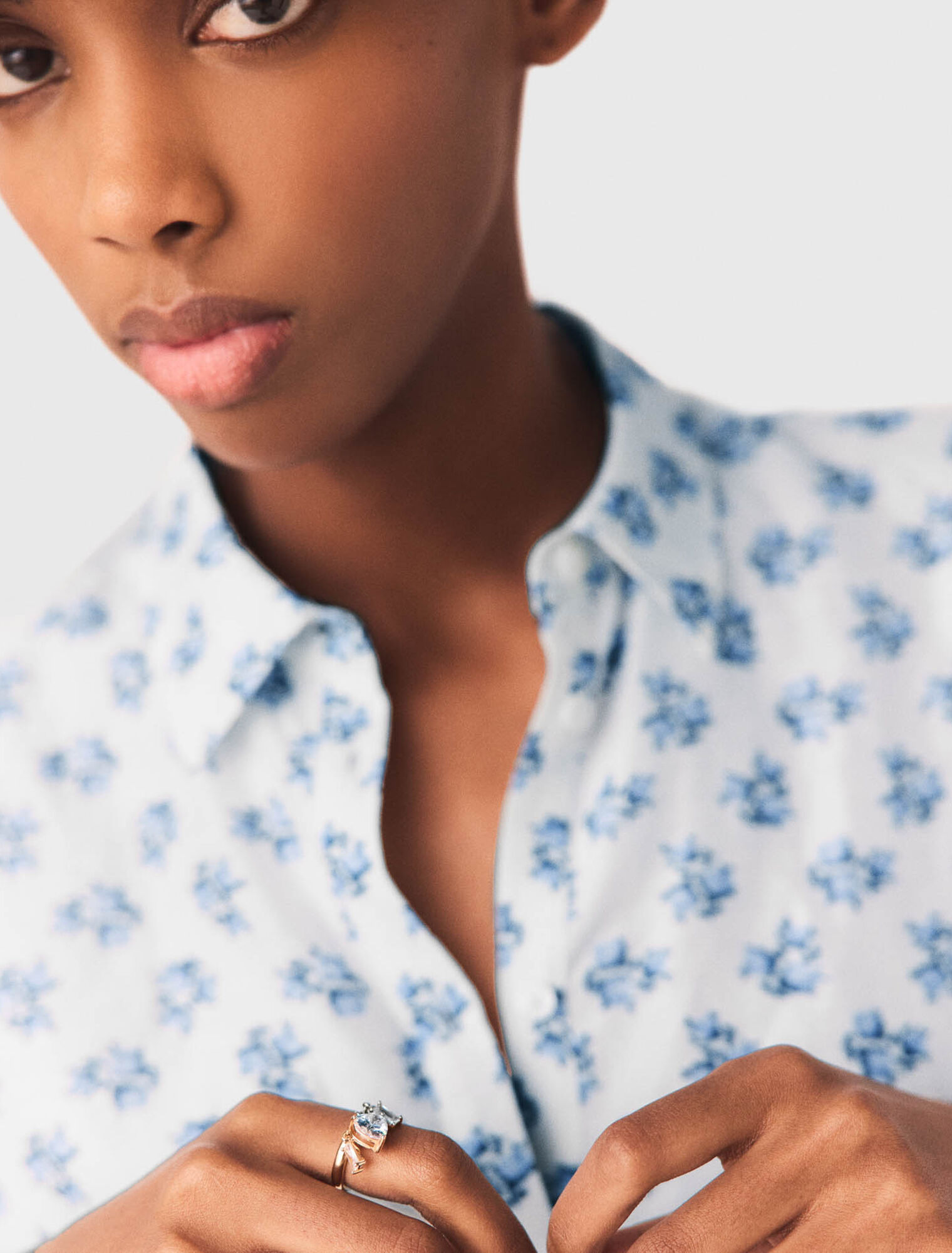 Anillo dorado con joyas de strass