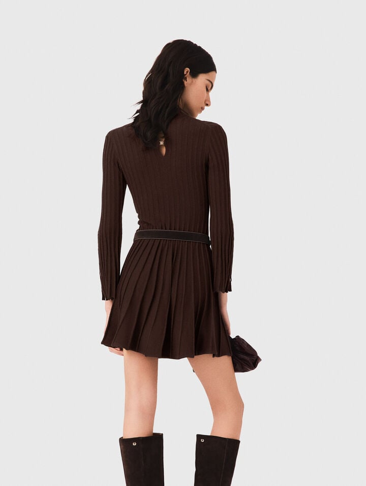 Vestido corto patinador con cuello alto