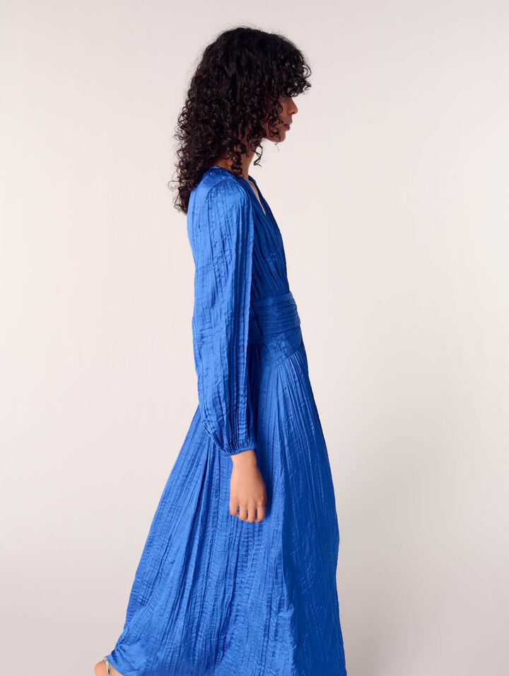 Vestido largo satinado y plisado