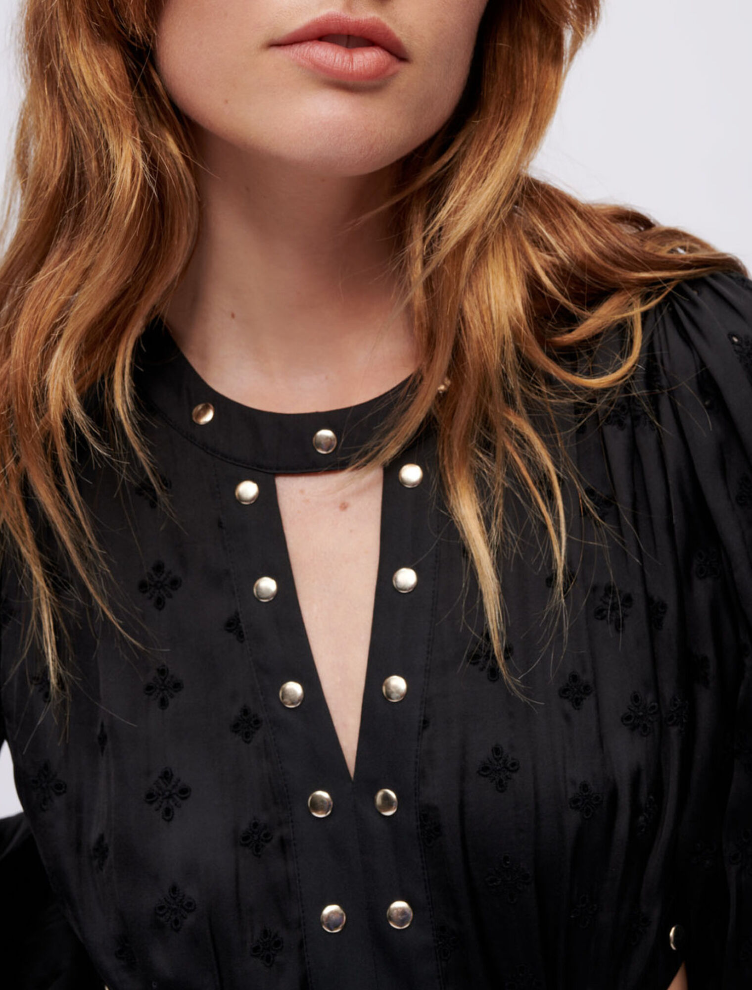 Vestido de satén bordado con tachuelas