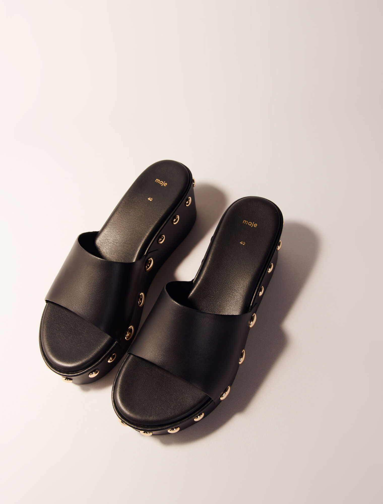 Mules de cuña con tachuelas de piel