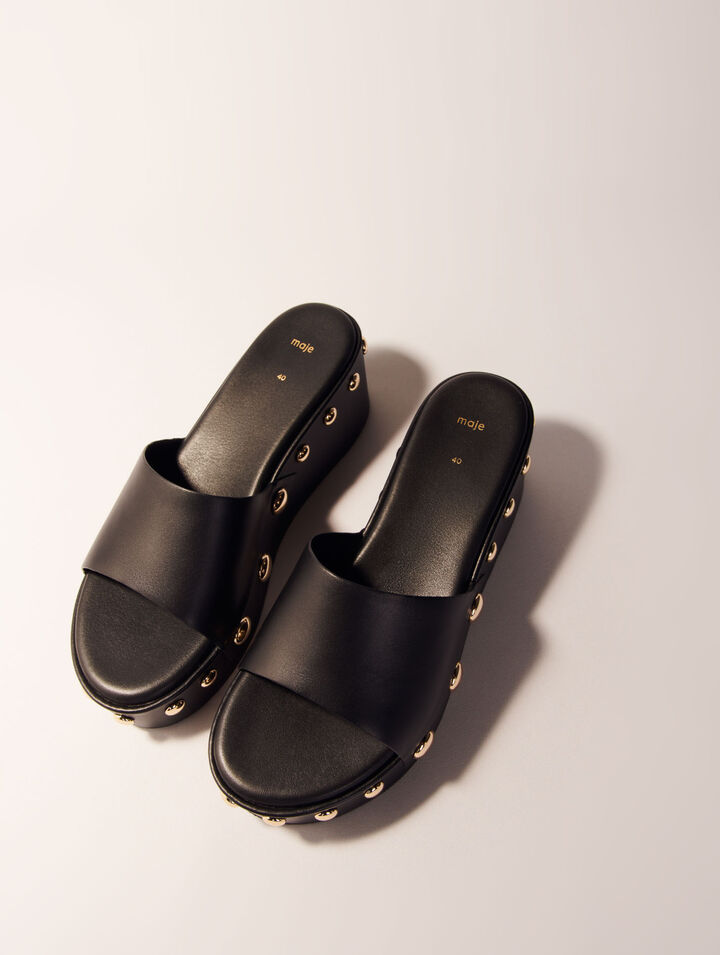 Mules de cuña con tachuelas de piel